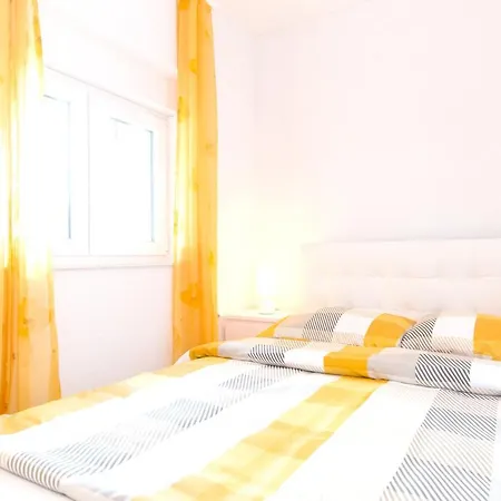 Dom wakacyjny Charming House In Skrpcici With Enclosed Garden *