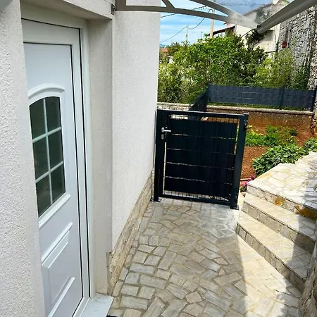 Charming House In Skrpcici With Enclosed Garden Skrbčići